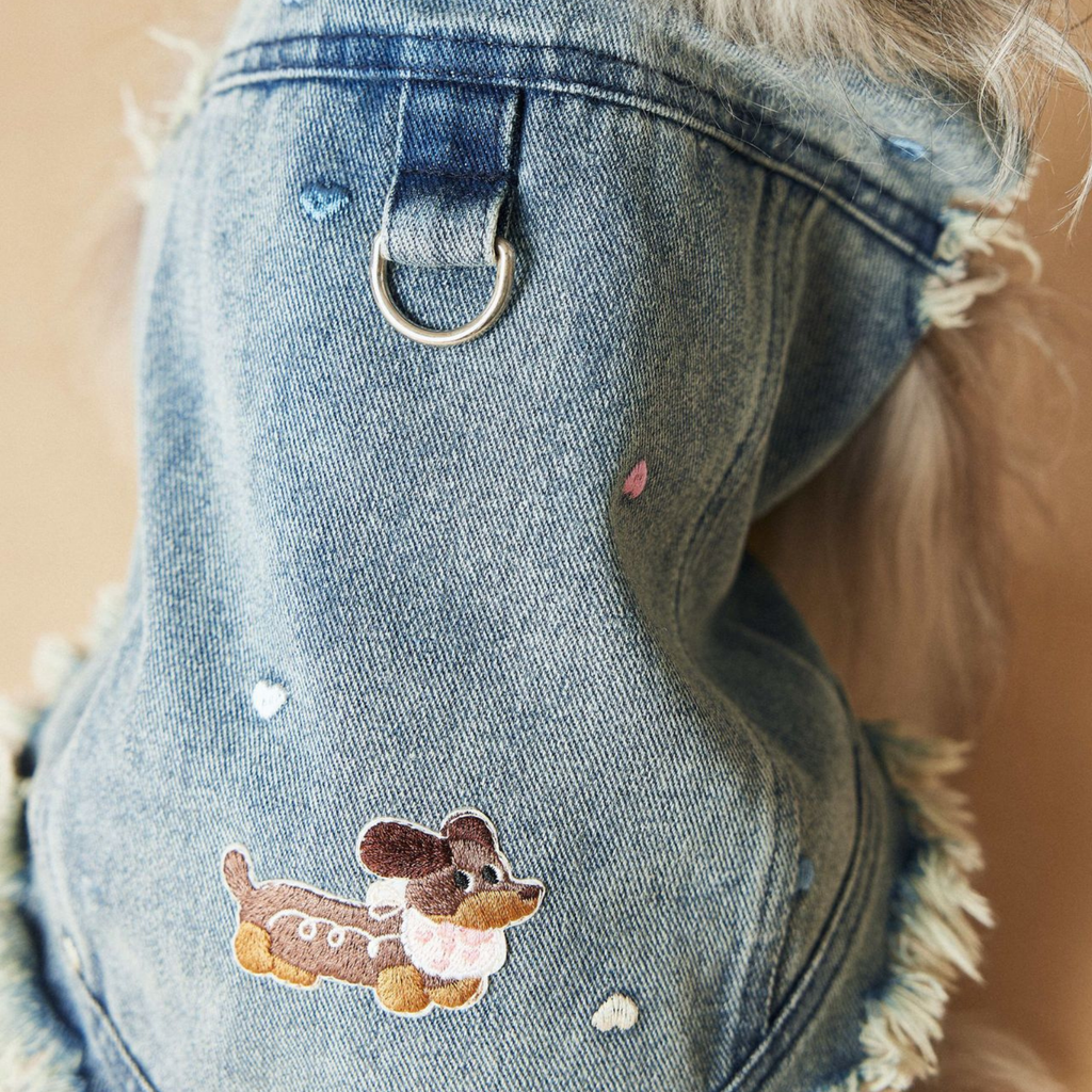 Gilet in Jeans con Bordi Sfrangiati Ricami Cagnolino e Cuoricini Stile Vintage