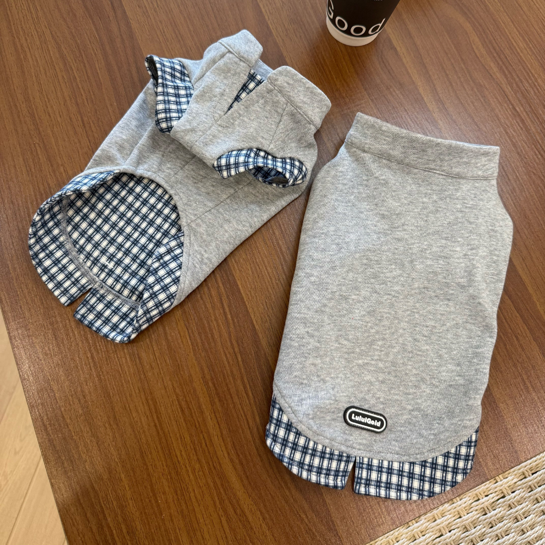 Felpa Gilet con Scollo a V Stile Finto Due Pezzi Grigio con Inserto a Quadri Blu e Bianchi