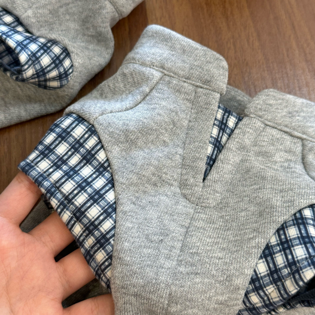 Felpa Gilet con Scollo a V Stile Finto Due Pezzi Grigio con Inserto a Quadri Blu e Bianchi