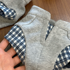 Felpa Gilet con Scollo a V Stile Finto Due Pezzi Grigio con Inserto a Quadri Blu e Bianchi
