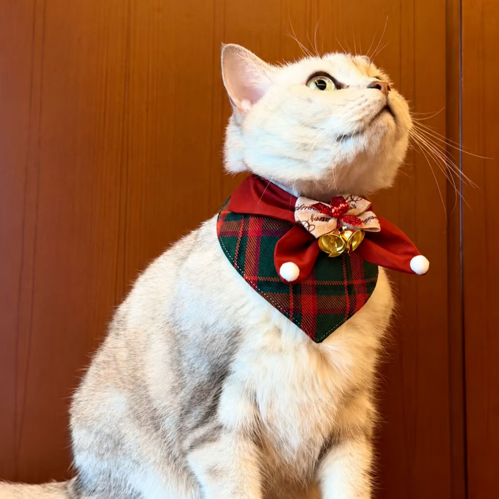 Bandana Natalizia per Cani e Gatti – Triangolo Tartan con Fiocco e Campanellini
